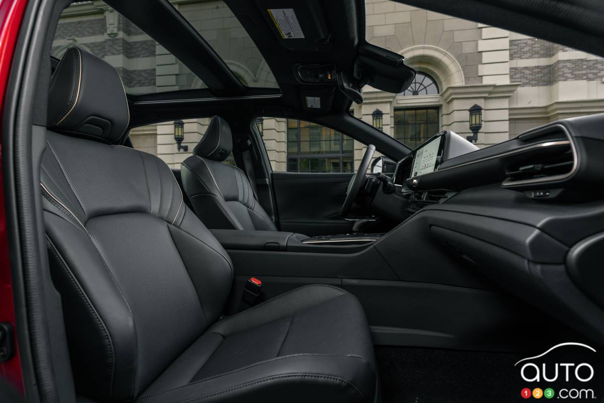 Toyota Crown 2023, première rangée
